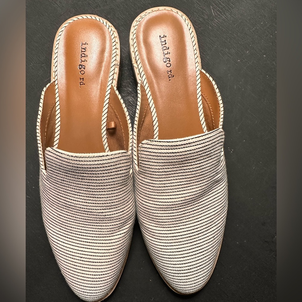 Indigo Rd. Black and white striped slide. Size 8 1/2